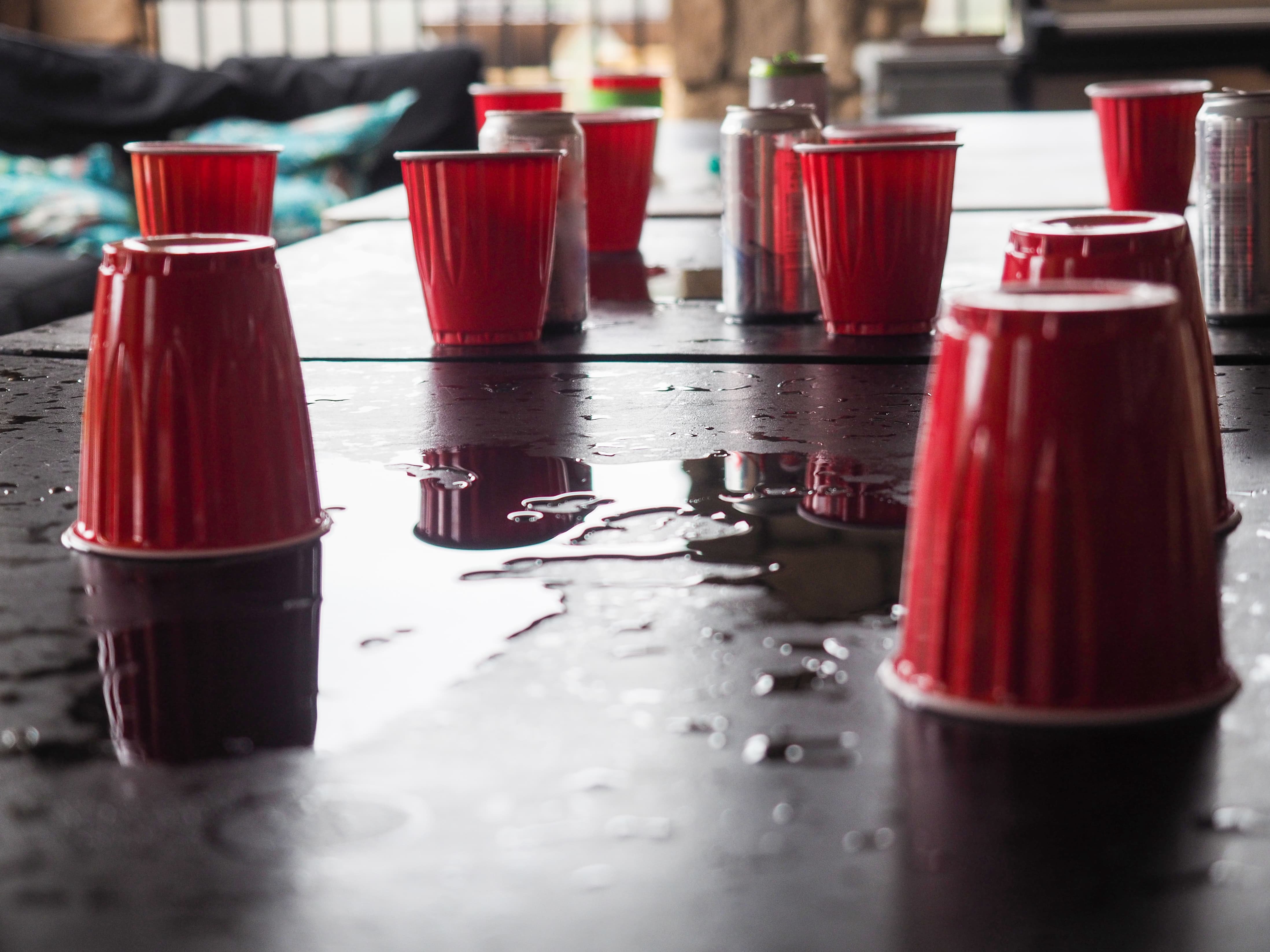 Jednorázové kelímky po dokončení týmové hry Flip Cup
