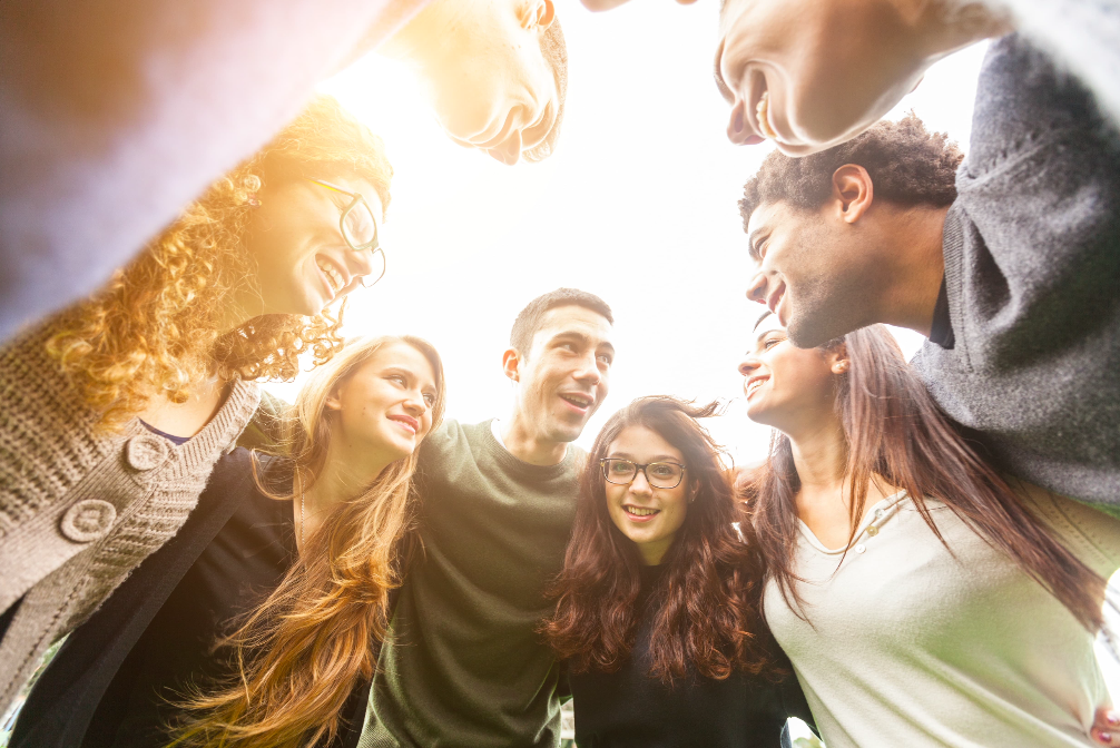 Skupina kolegů, která se na vánočním večírku chystá hrát Pivní kruh