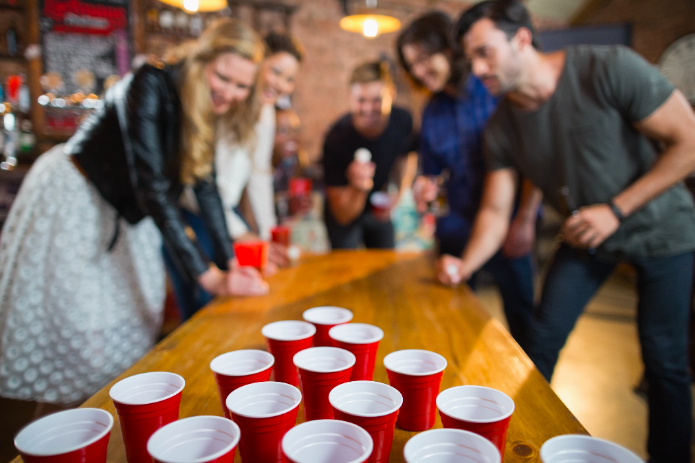 Parta kolegů, kteří hrají beerpong